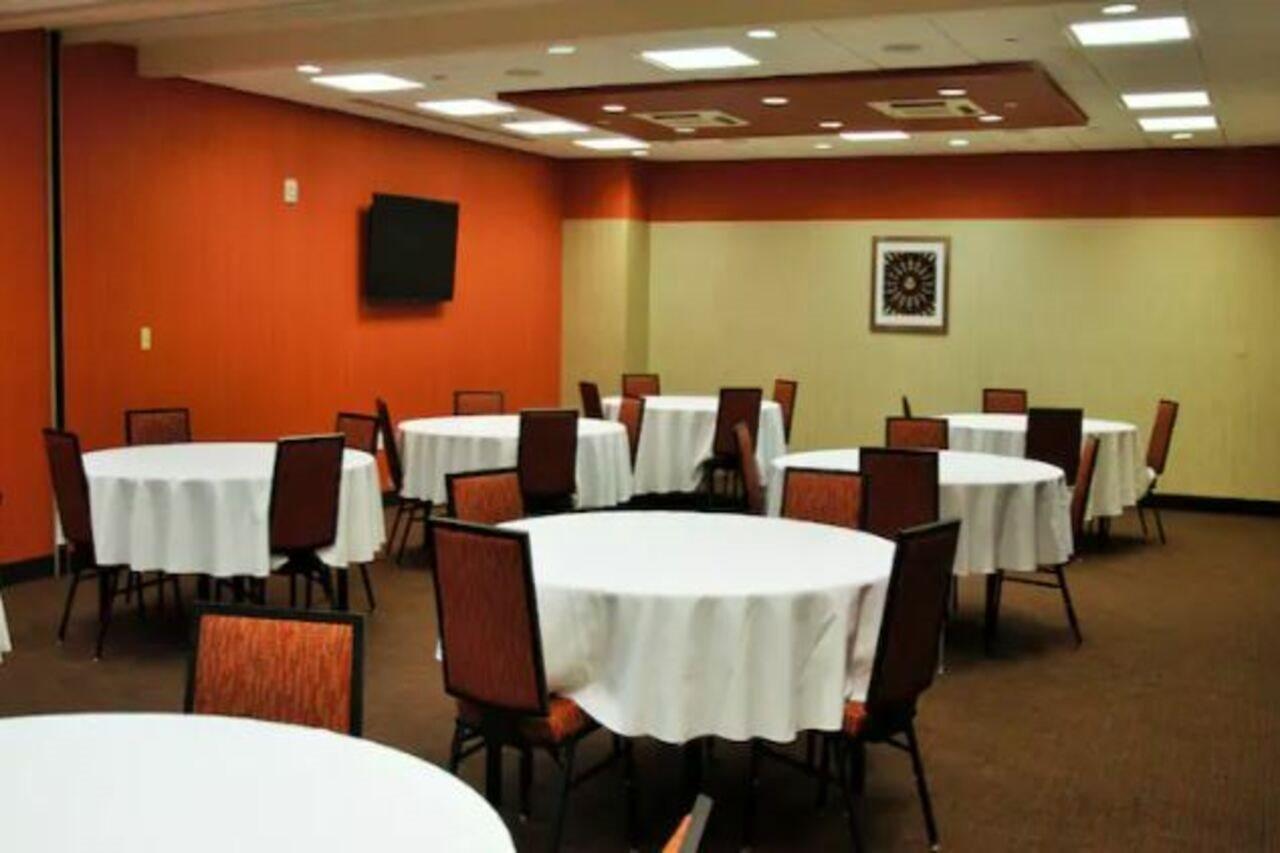 Hampton Inn & Suites Cincinnati / Uptown - University Area Exterior photo